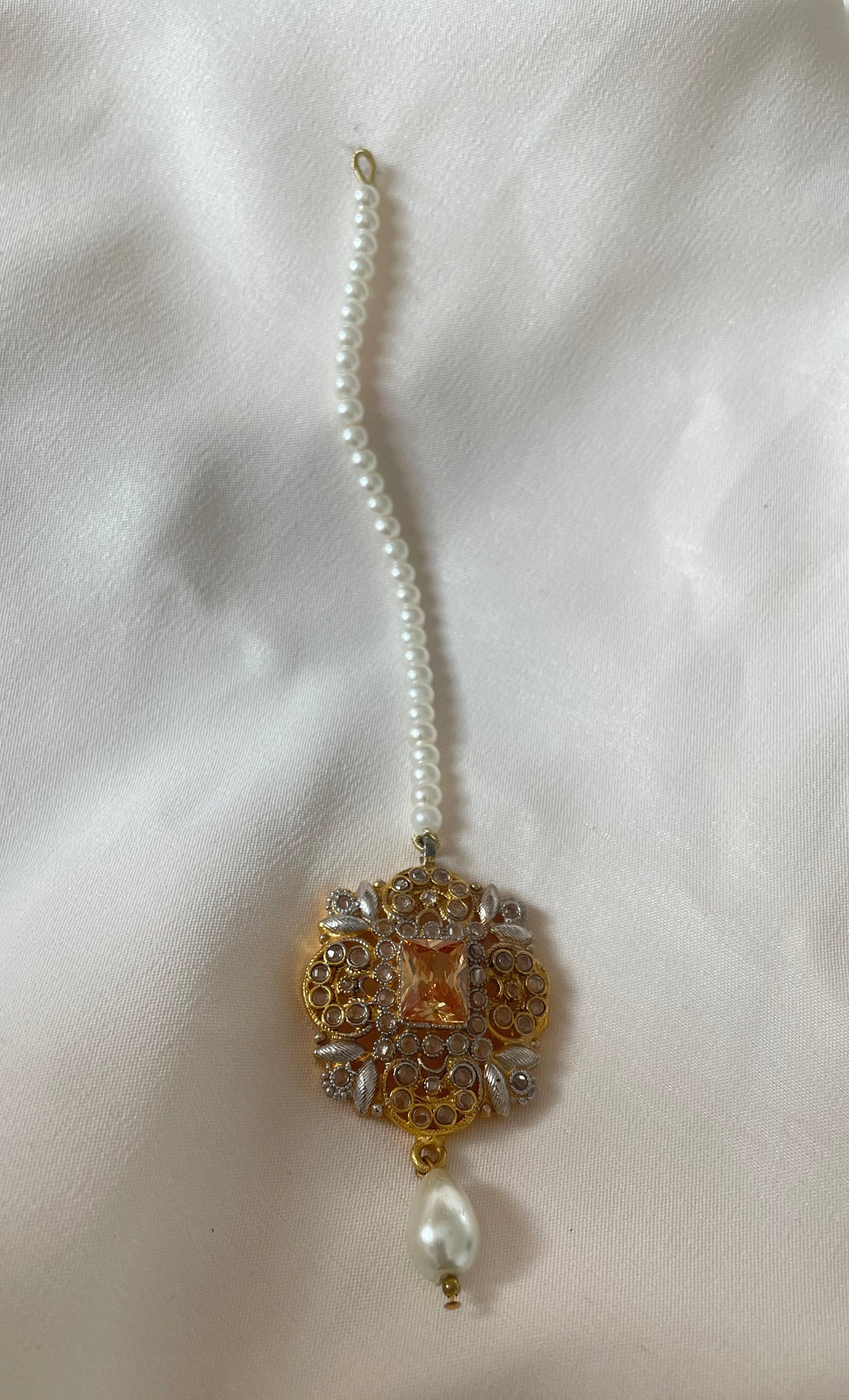 Gold and pearl tikka