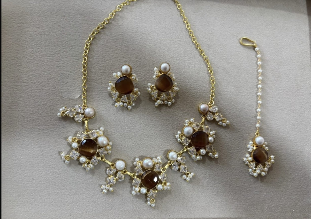 Gold necklace set